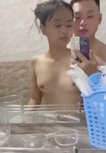 Phim Sex Việt: Em gái mặt baby rên rỉ trong phòng tắm