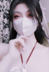 Em gái mặc trang phục cổ trang quyến rũ mạnh mẽ