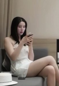 Cô nàng ngực khủng chân dài đòi thêm tiền bắn tinh